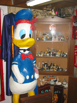Donald Duck Statue